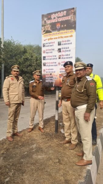 घने कोहरे को देखते हुए पंचकूला के प्रमुख हाईवे पर ट्रैफिक पुलिस ने लगाए सड़क सुरक्षा होर्डिंग्स