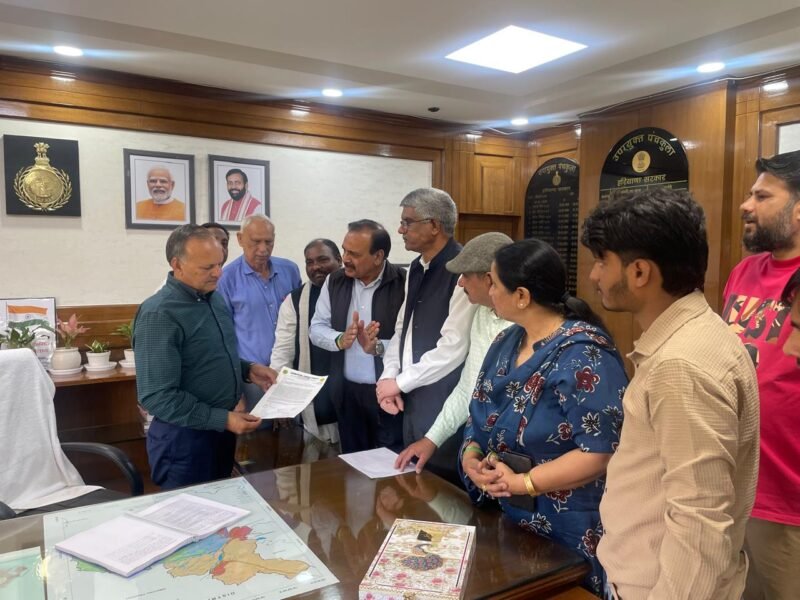 जिला चुनाव कार्यालय के अधिकारियों द्वारा पात्र व्यक्तियों के वोट न बनाने पर उनके वोट बनवाने के लिए जजपा ने उपायुक्त पंचकूला को सौंपा ज्ञापन ।