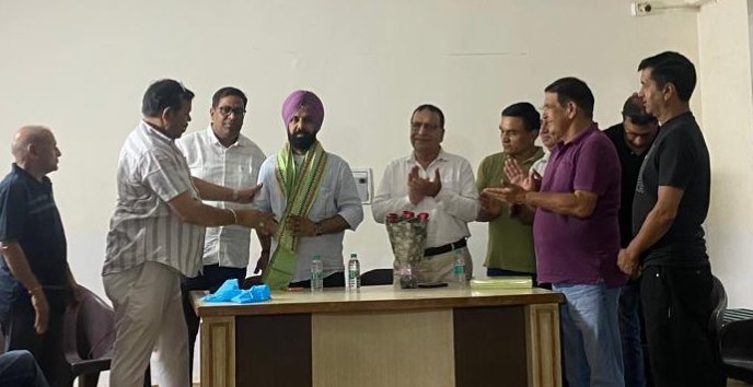 पार्षद गुरुसेवक पूनिया का सिटी हाईट सोसाइटी में हुआ भव्य स्वागत